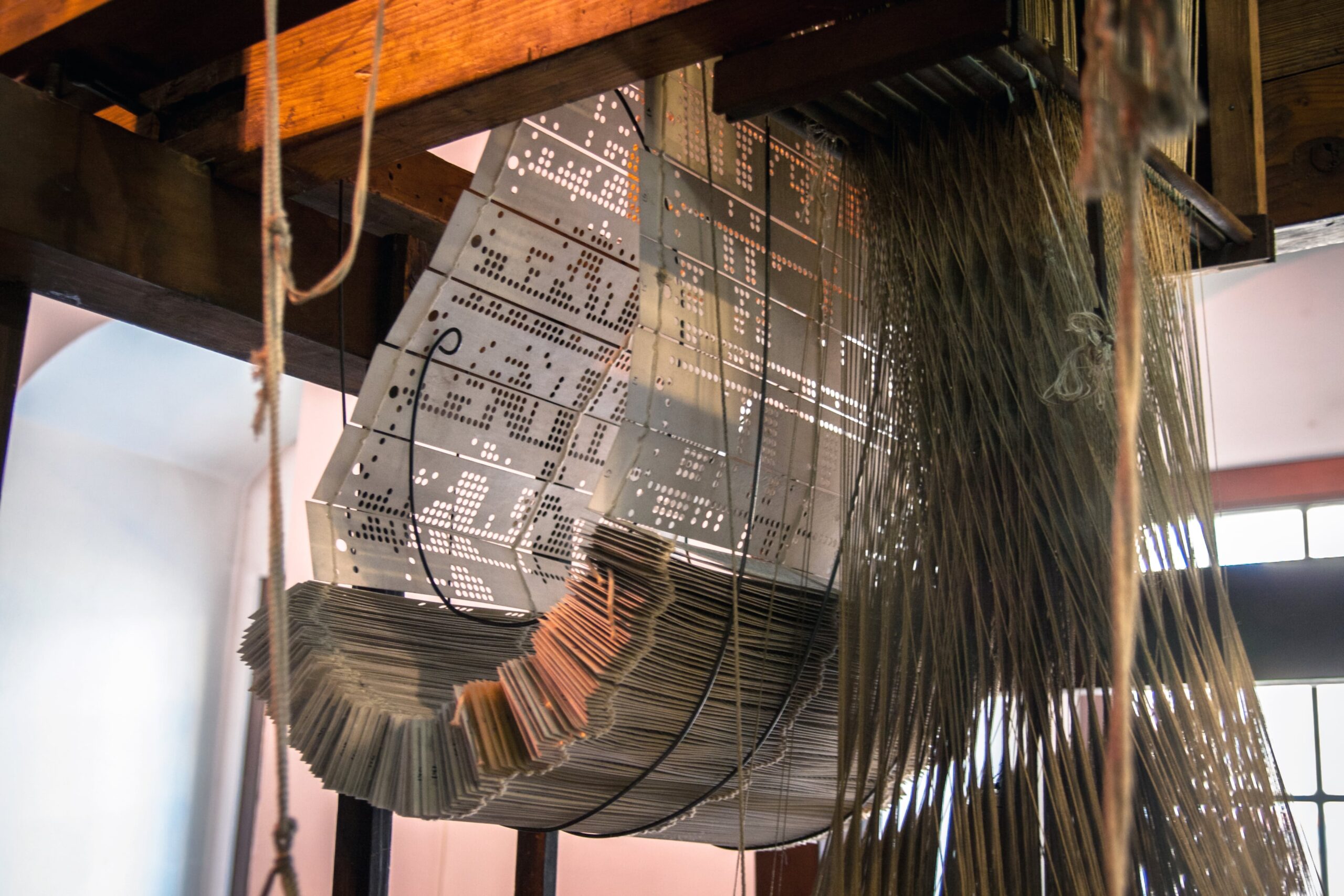 Hanging jacquard loom